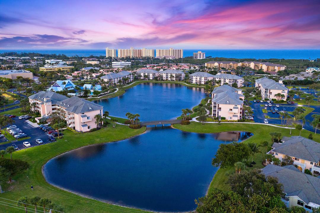 Beautuful 2 Br 2. 5 Bth End unit Townhouse.