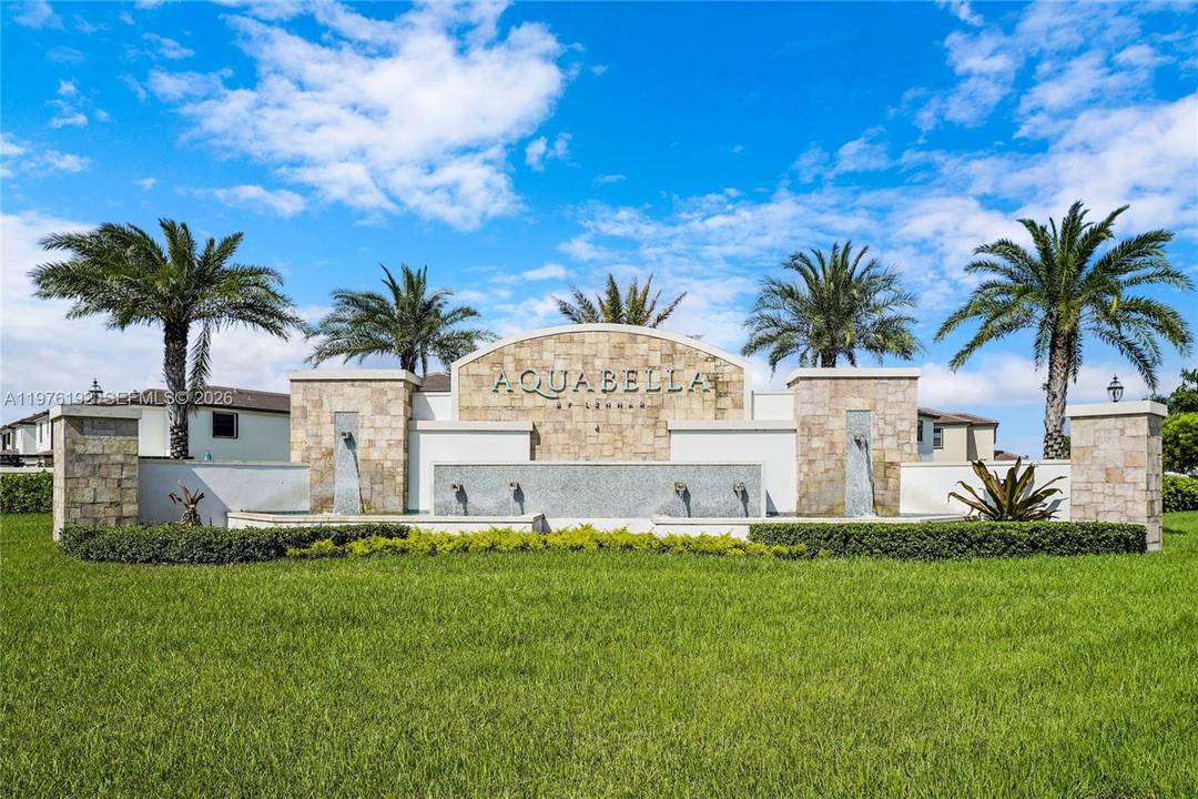 Beautiful townhome located in the desirable Aquabella community !