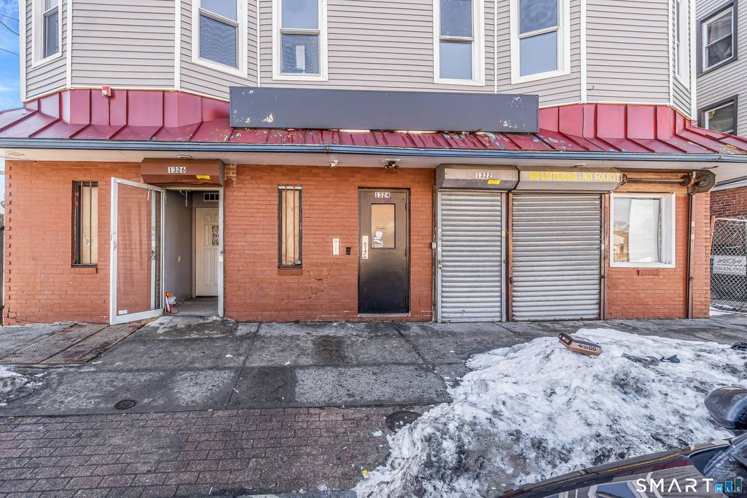 Stratford Ave corridor 8 unit mixed use building Near I 95 Bridgeport Train Station Income producing mixed use property in Bridgeport's East End featuring 9, 399 sq ft on 0.
