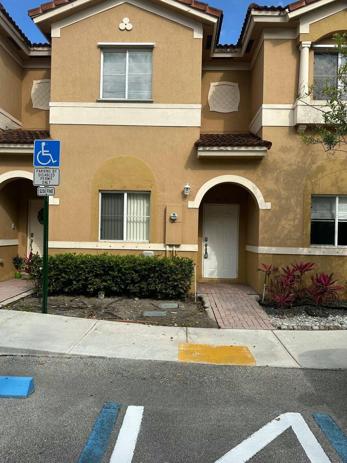 Nice townhome in St Moritz development if Tamarac, built in 2007, offers exceptional value in the area.