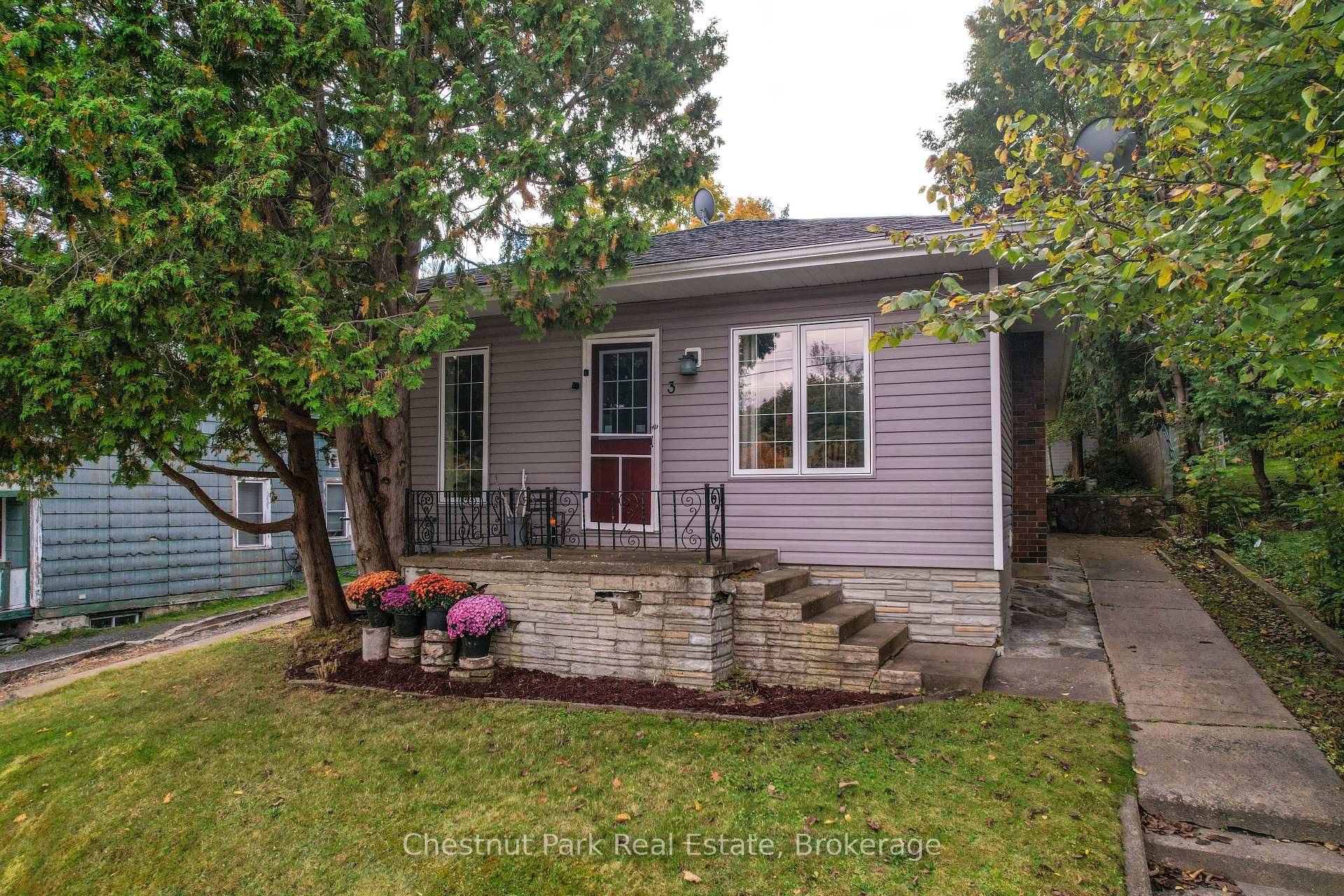 Welcome to this adorable in town bungalow, ideal for first time home buyers or those looking to downsize !