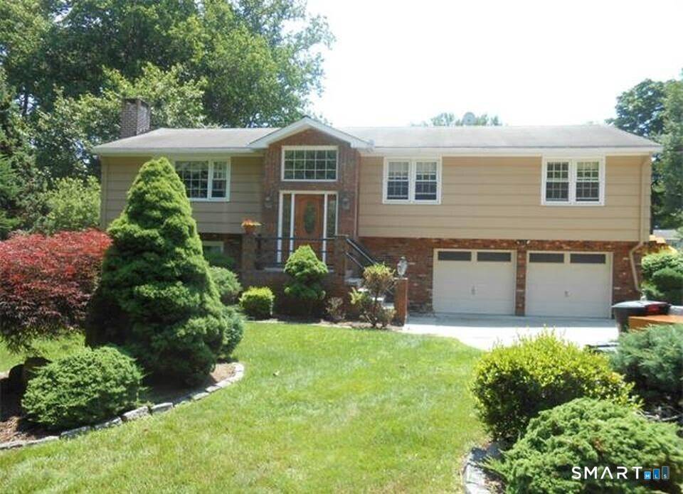 Welcome to 131 Old Elm Road spacious off campus style living in a prime Fairfield location.