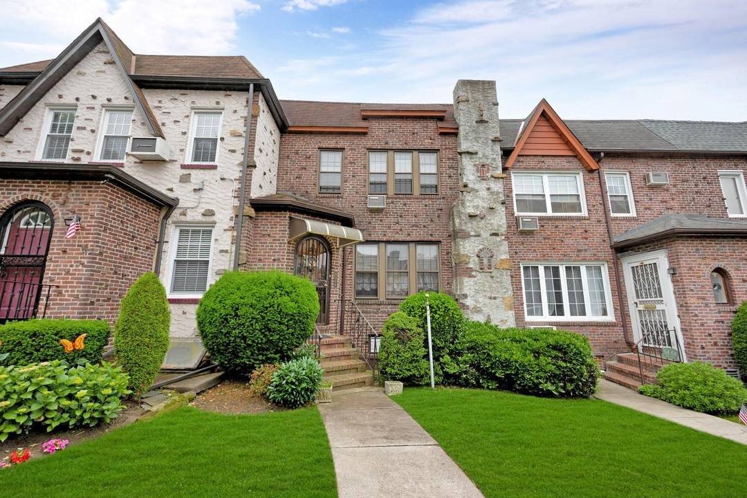 Middle Village N Welcome to this lovingly maintained brick 20 foot Tudor style 1 family home, nestled in the highly desirable Middle Village neighborhood.