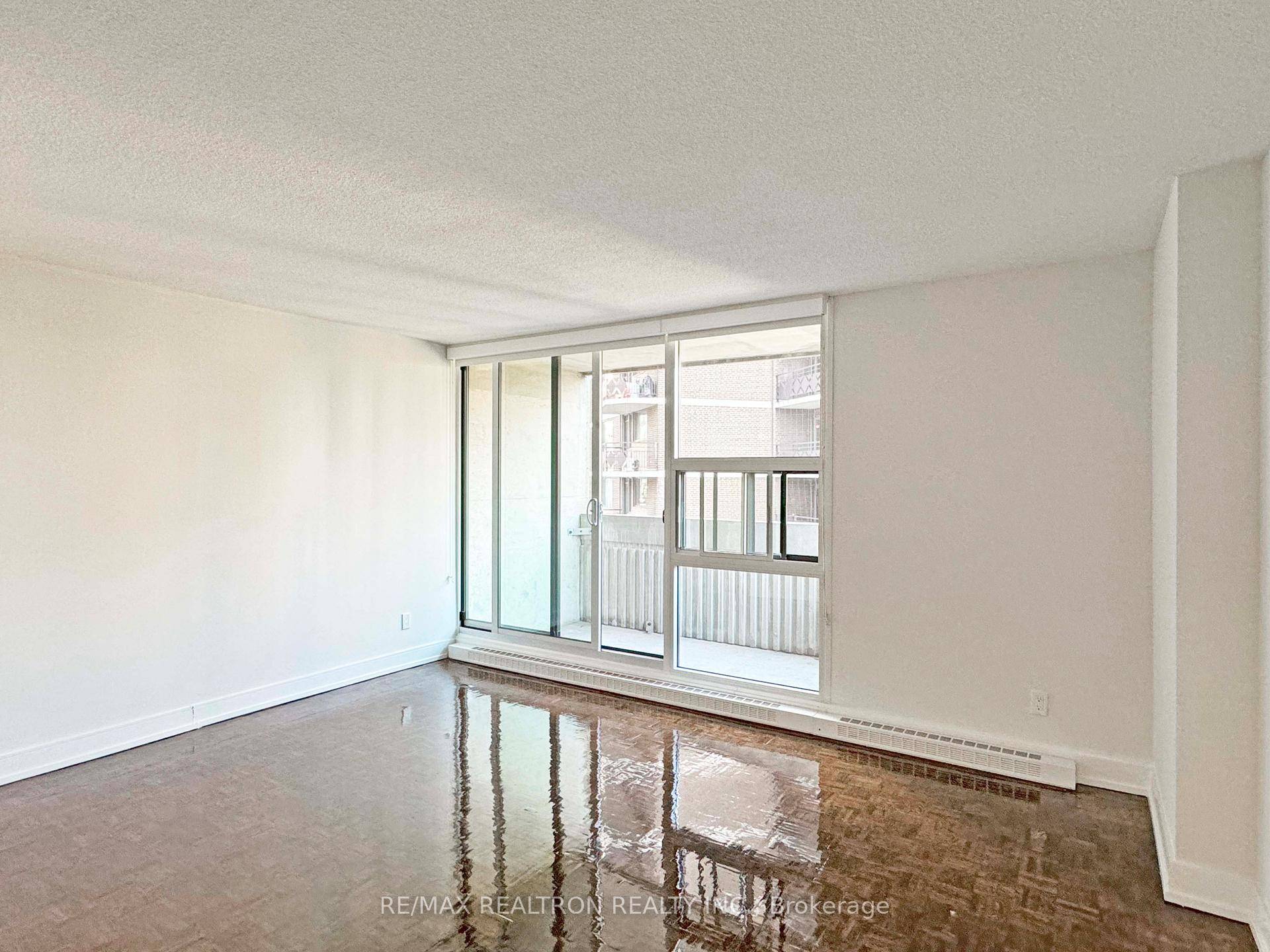 One month free rent on a 12 month lease Discover urban living at its finest with this gorgeous apartment at 33 Isabella St, perfectly located in the heart of the ...