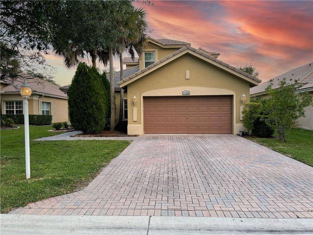 Amazing 4 Bedroom, 3 Bath home plus large 21'x11' loft located in Parkland Isles !