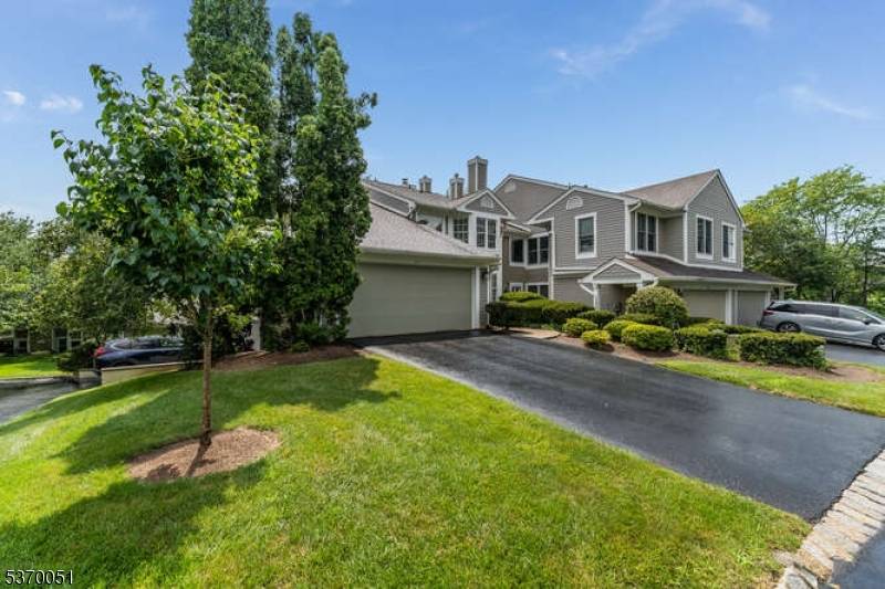 Welcome to this beautifully maintained, sunny and spacious 2 bedroom, 2.