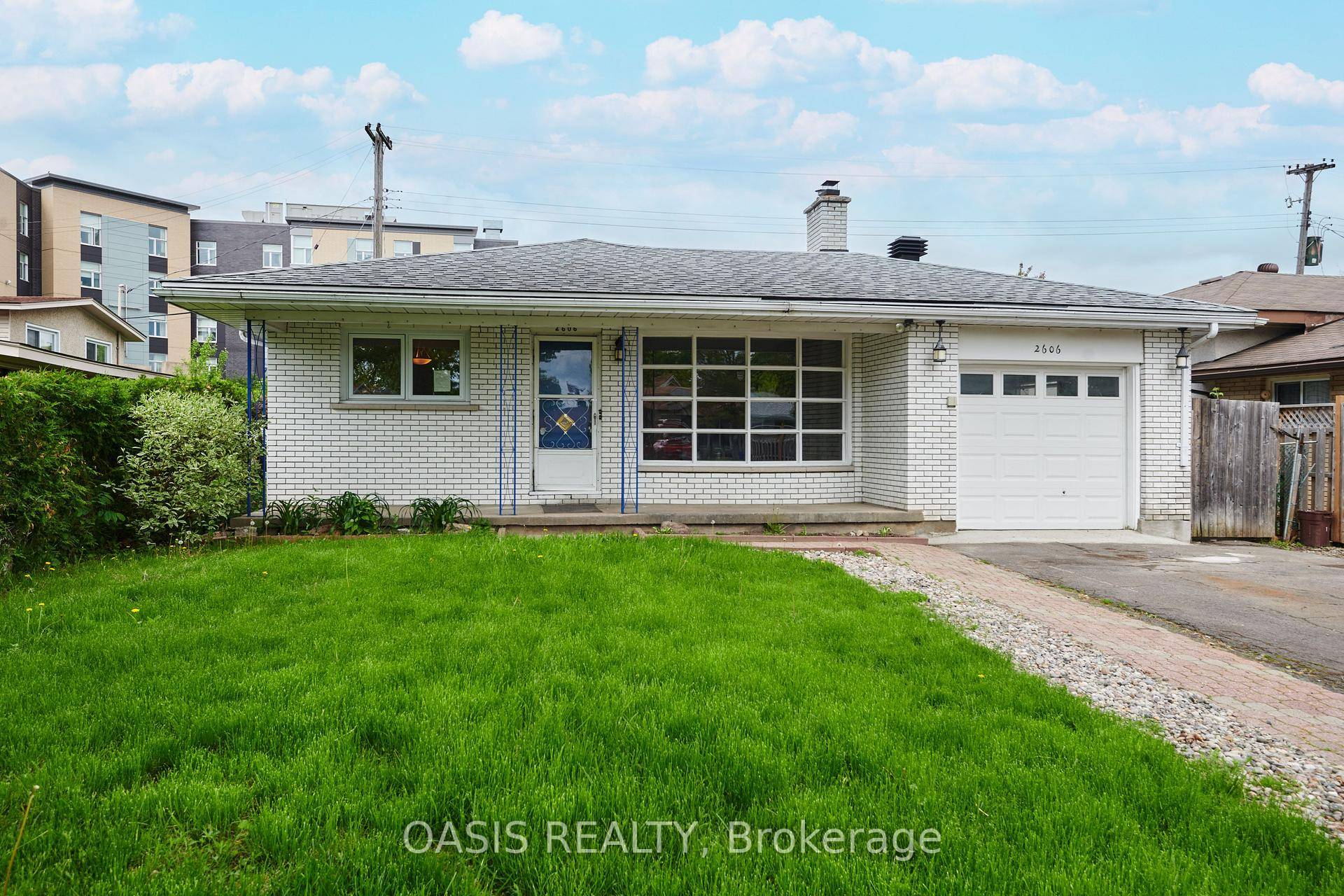 OPEN HOUSE, SUNDAY JUNE 8TH 2 4 PM Mooney's Bay spacious 4 1 bed, 2 bath gem on a quiet side street, is now ready for a new family after ...