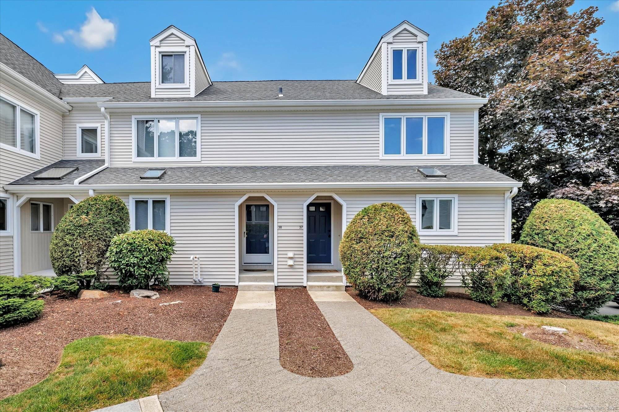 Welcome to 37 Ridgewood Court, a highly sought after condo complex located in the heart of Shelton !