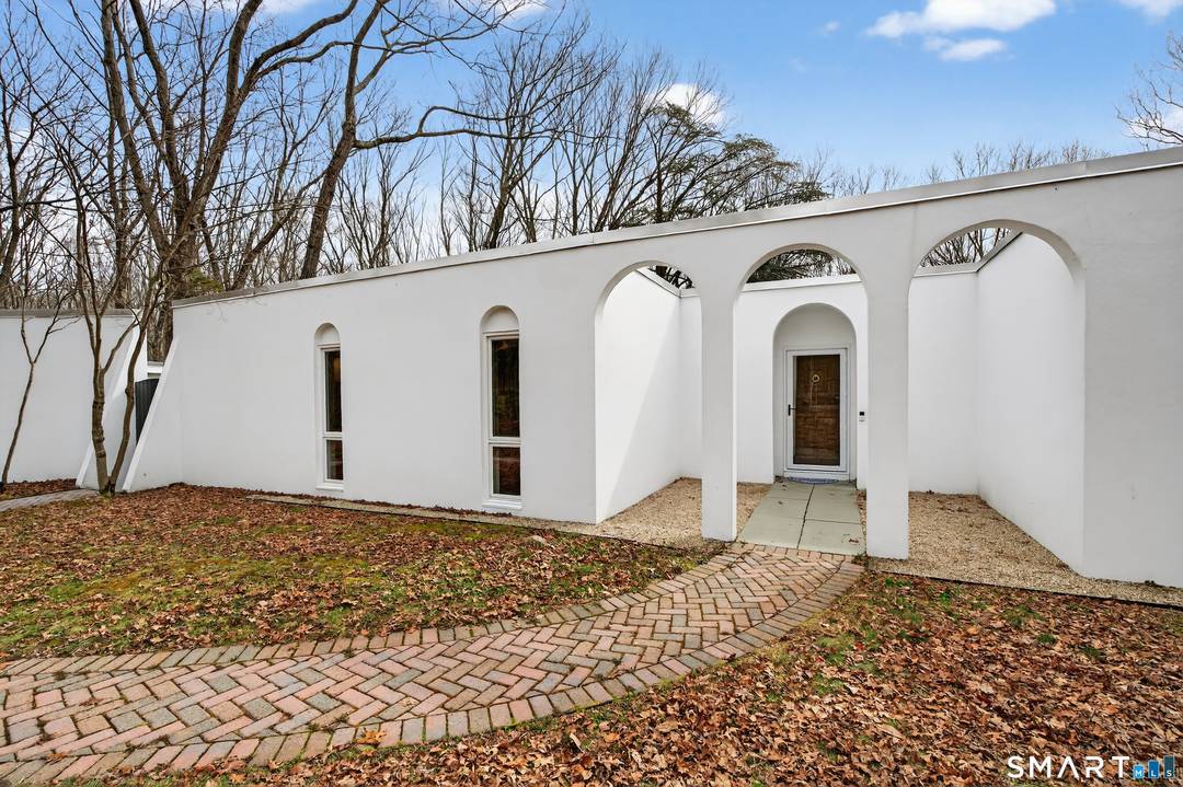 Privately set on 3. 4 acres at the end of a cul de sac in Hamden's Mount Carmel neighborhood, this contemporary residence offers over 4, 000 square feet of living ...