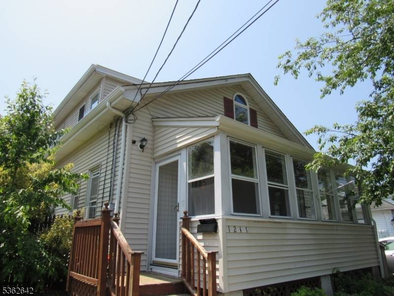 Price Reduced ! Charming 2 bedrooms 1.