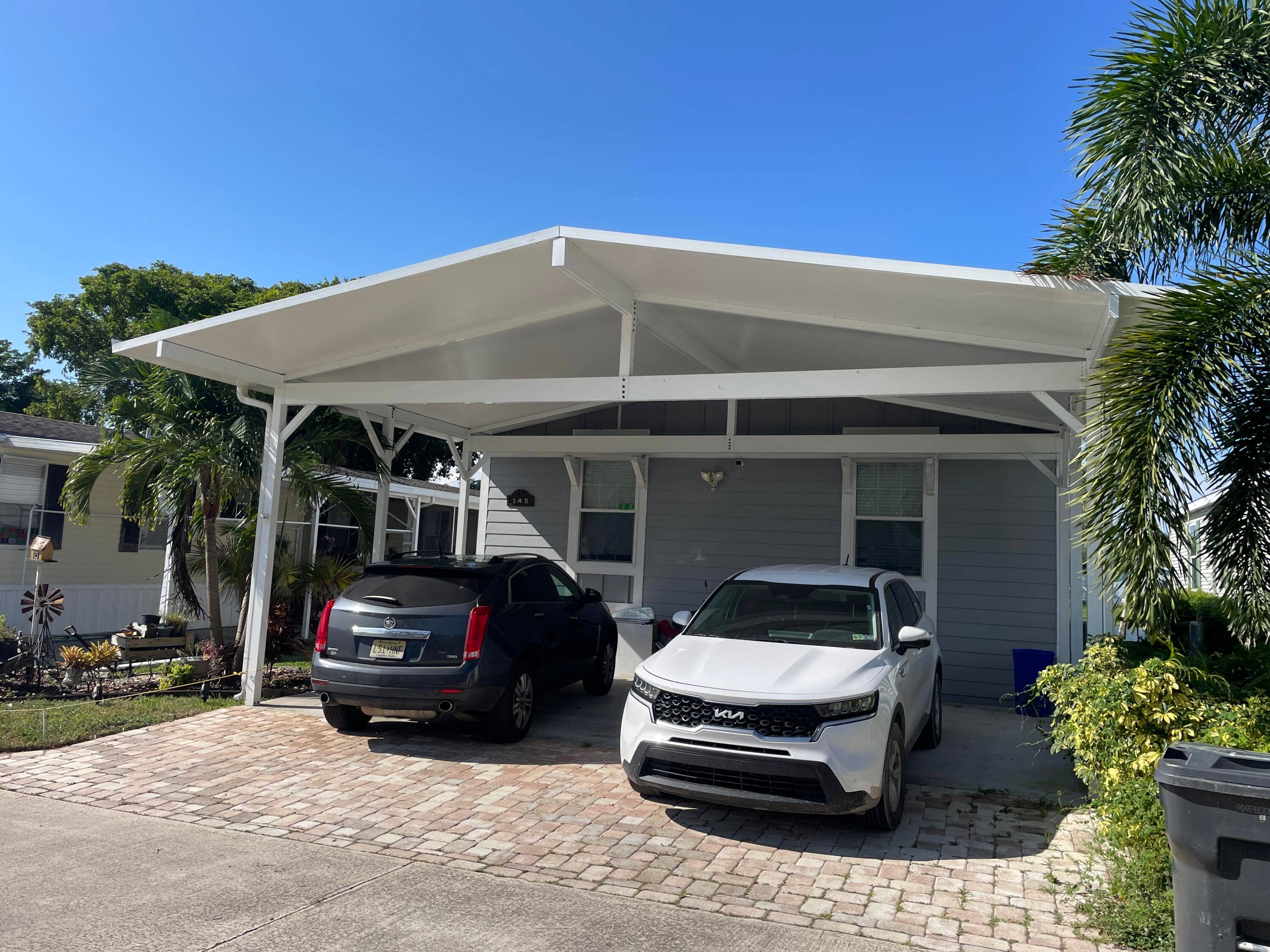 Beautiful waterfront 3 bedroom unit in Palm Beach Plantation.