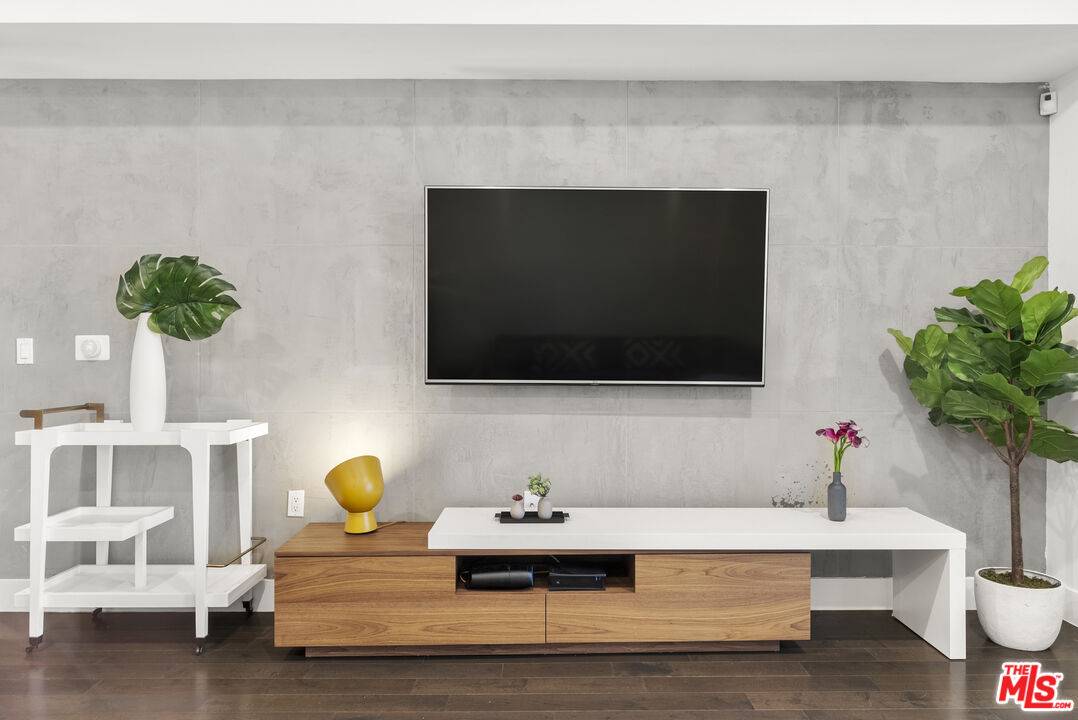 1411  N Detroit St 2BR Hollywood Hills East La