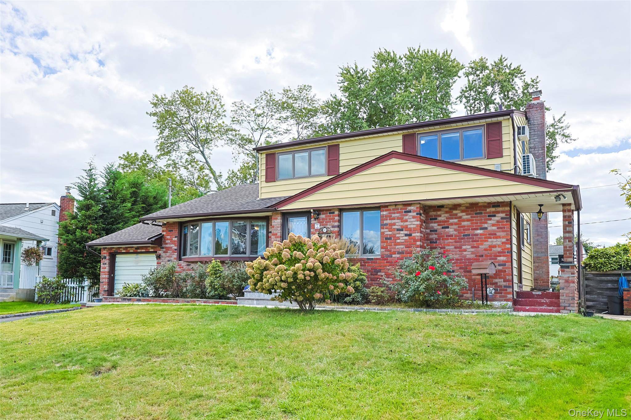 Located in one of Long Island s most desirable areas, this beautifully maintained home sits in the award winning Syosset School District, ranked 1 by Niche.