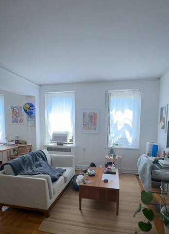 , SUPER SPACIOUS STUDIO IN PRIME LOCATION CLOSE TO ALL MAJOR SUBWAYS !
