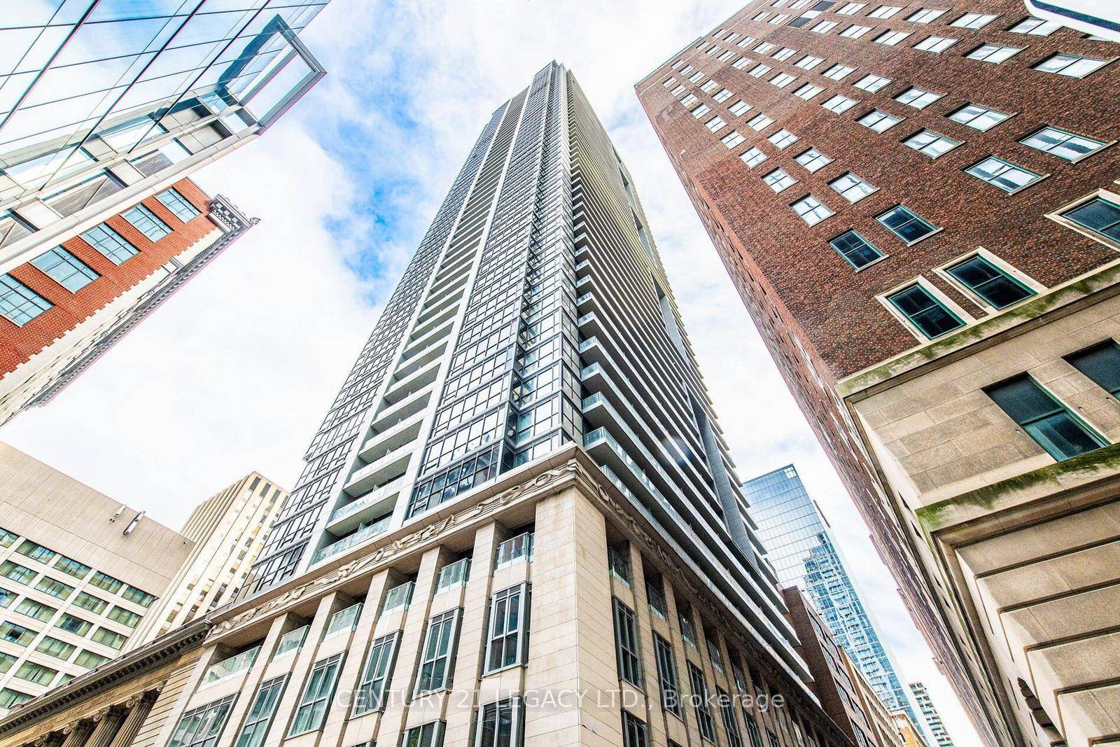 Stunning 2 Bed Den, 2 Bath Condo in Toronto's Financial District with Iconic City Views !