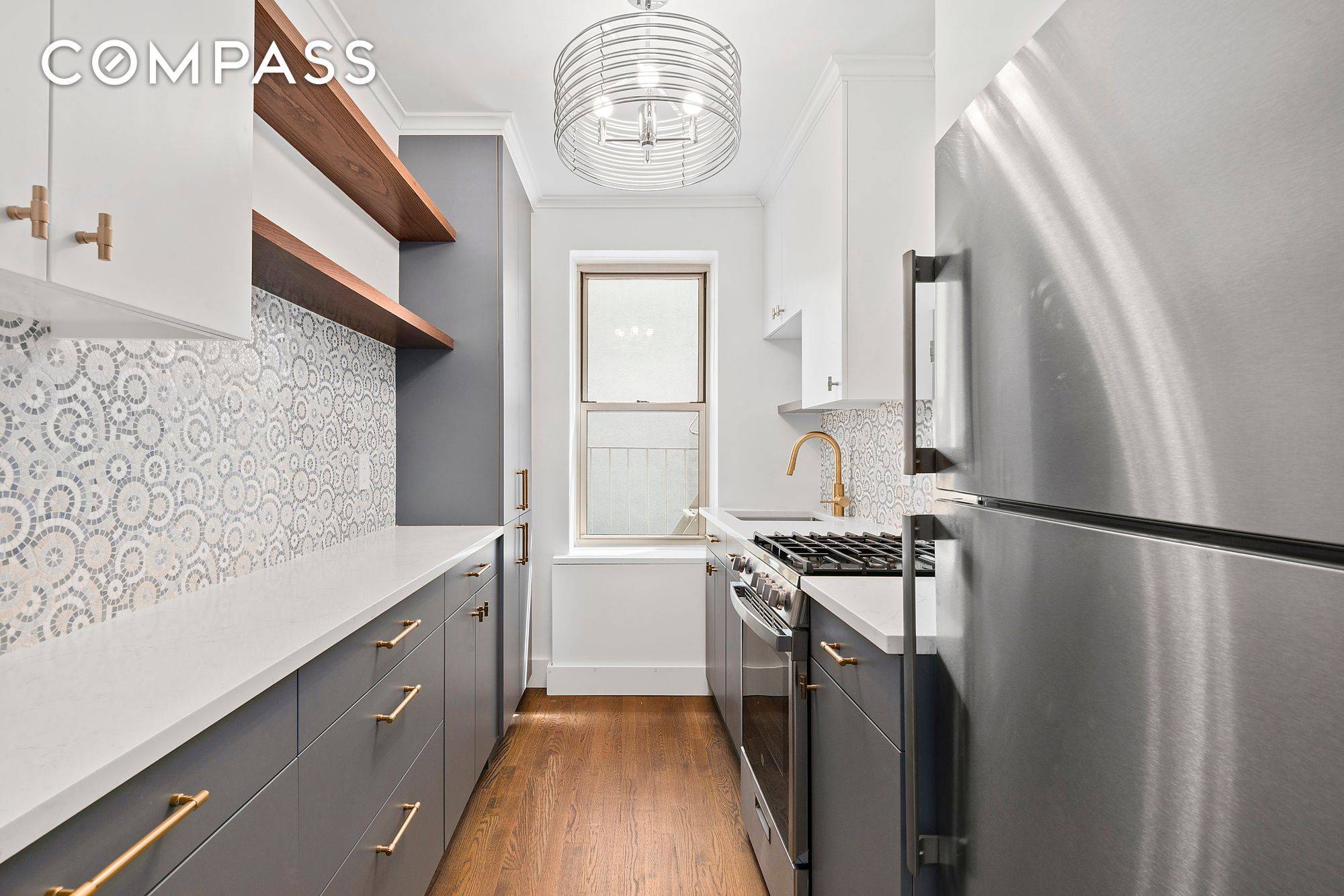 This beautifully renovated mint condition large studio at art deco gorgeous Abington Court is ready for you to move right in.