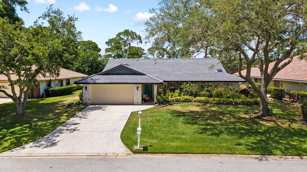 This golf course home boasts a 3 bedroom 2 bathrooms, plus Den, residence situated in Country Club Estates.