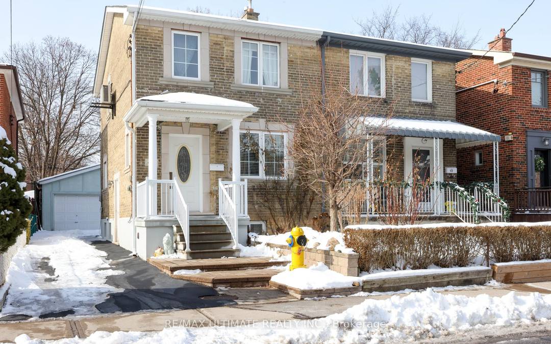 Indie hideaway alert ! Sweet lower level bachelor near Geary amp ; Dovercourt, perfect for the discerning single pro.