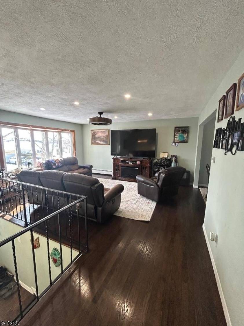 WOW ! SPECTACULAR ! ! SPACIOUS, CLASSY IN MINT CONDITION PROPERTY FEATURING LARGE LIVING ROOM, FORMAL DINING ROOM, BEAUTIFUL EAT IN KITCHEN, 5 EXTRA LARGE BEDROOMS, 2 FULL NEW BATHS, ...