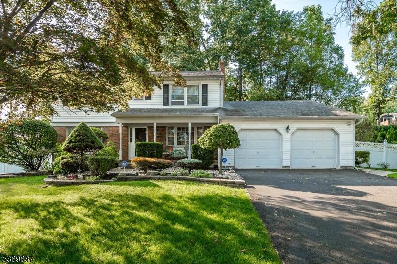 Absolutely Stunning Colonial in Rambling Hills, East Brunswick !