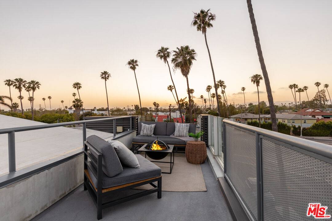 2307   Oakwood Ave 3BR Marina Del Rey La