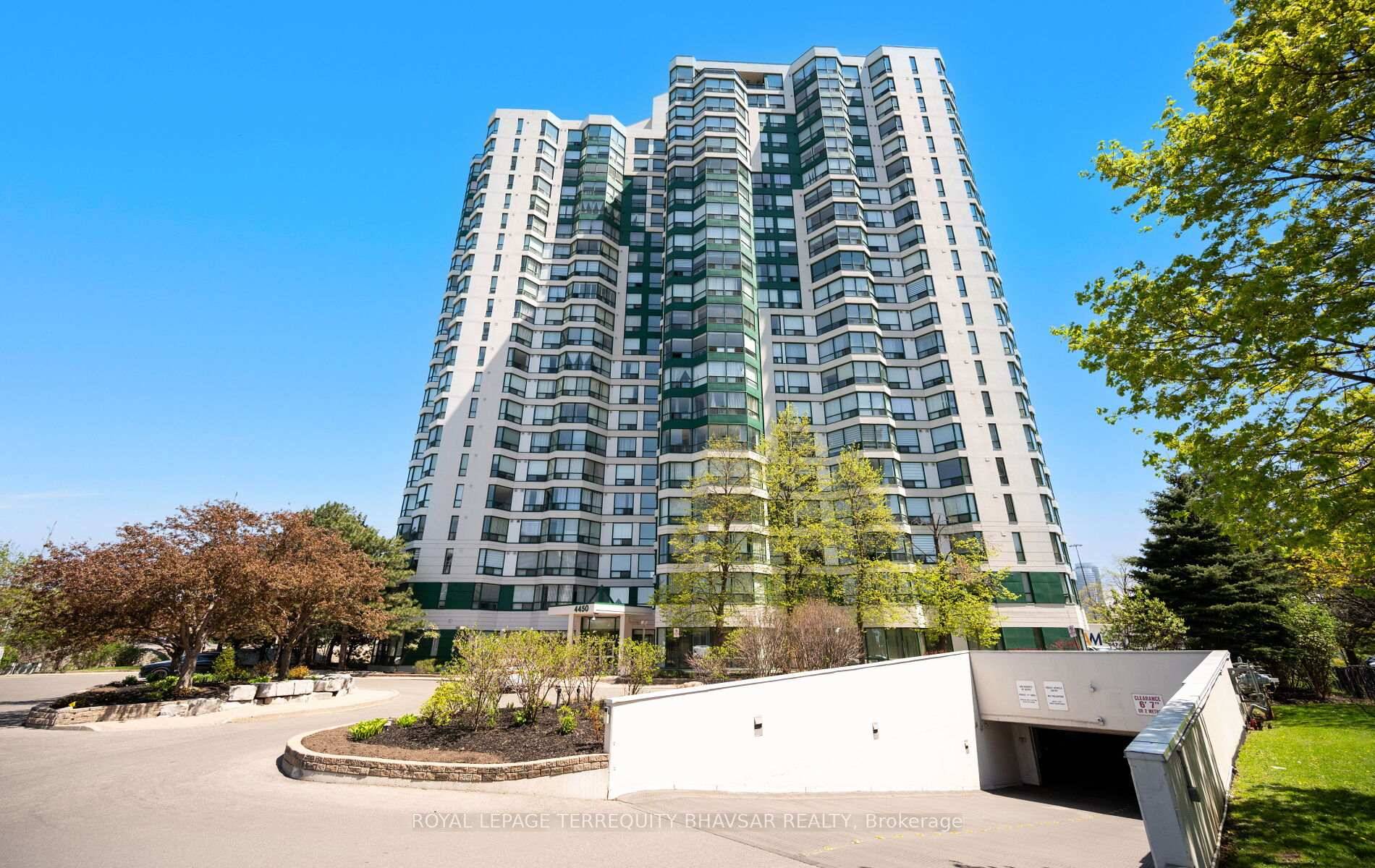 Rarely offered, this stunning and spacious corner unit in a prime Mississauga location offers over 1, 200 sq ft of beautifully maintained living space.