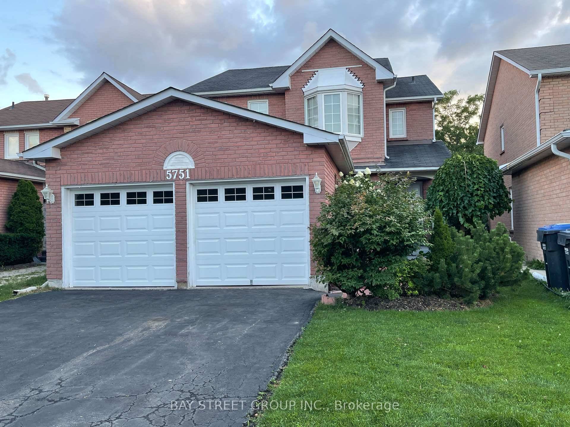 Beautiful 4 Bedrooms Detached House Comes With Spacious Living And Dining Room !