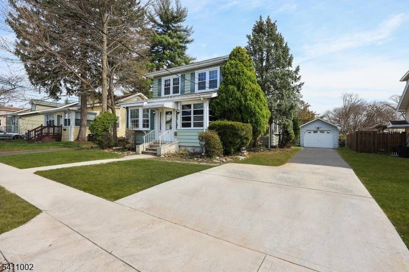 It ? s love at first sight with this move in ready home with newly installed hardwood floors, fresh paint and new carpet !