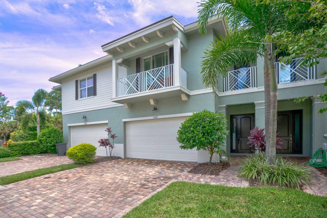 Luxury Town homes of Hampton Cay Located on PGA Blvd and Central.