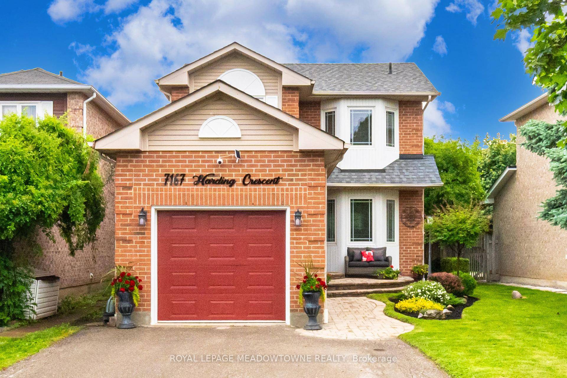 Stunningly Beautiful Detached 3 Bedroom 2 Storey With Professionally Finished Basement In Sought After Meadowvale Area, No Sidewalks.