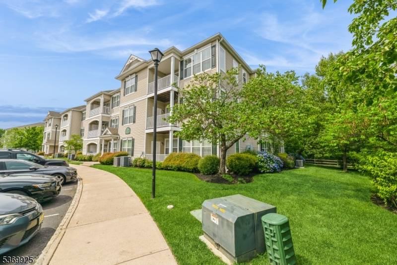 Marvelous 1635 sq foot rare Arlington unit boasts 2 bedrooms, 2 full baths, and open plan living dining room combo, plus private balcony overlooking wooded preserve !