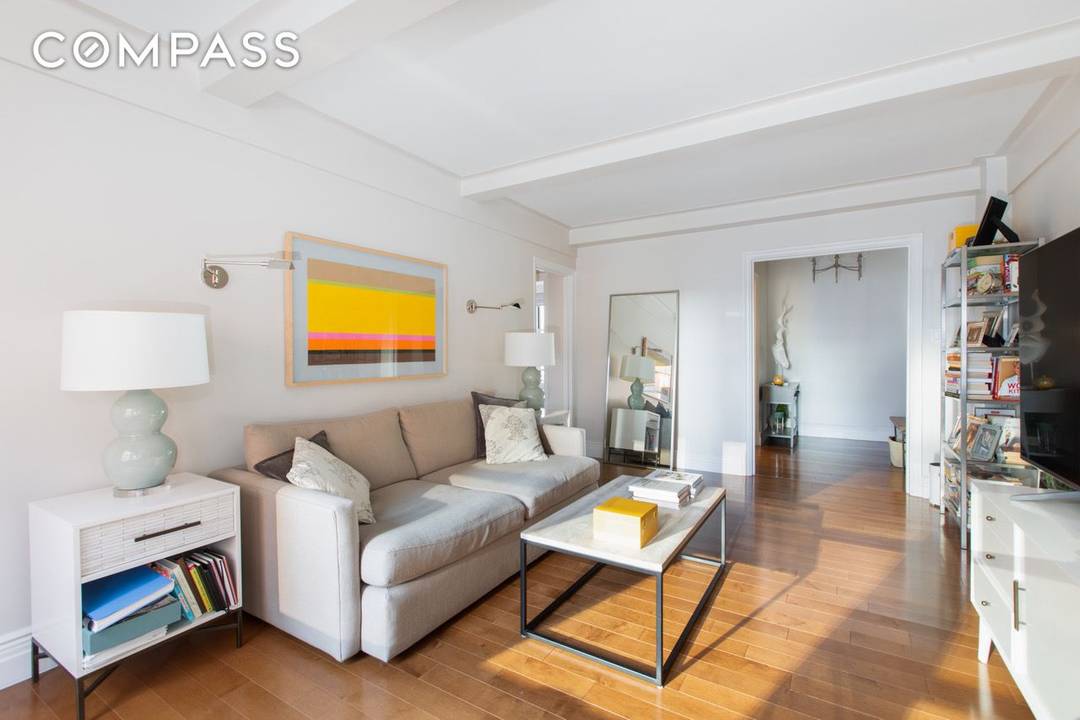 Welcome to your urban oasis at 433 W 34th St, nestled in a distinguished highrise co op in the Hudson Yards Manhattan West area This exquisite 1 bedroom, 1 bathroom ...
