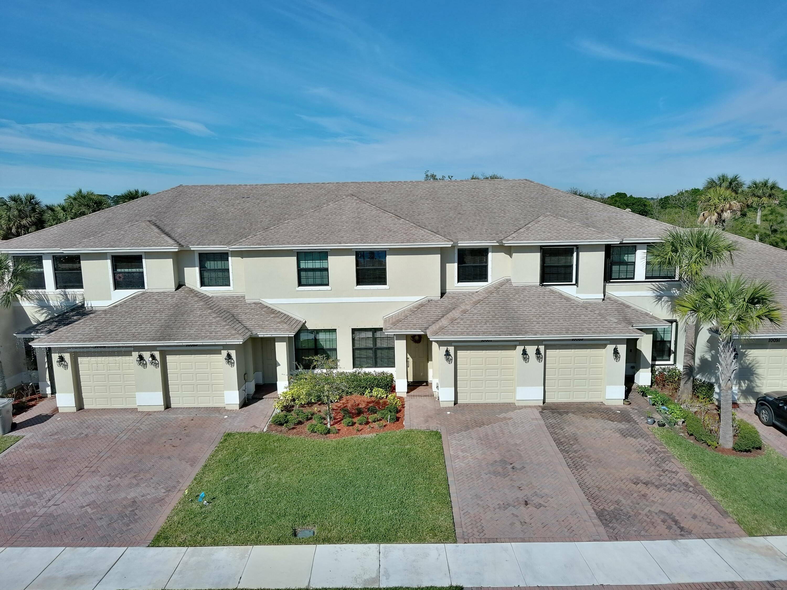 HUGE PRICE REDUCTION 23K Welcome to your ideal townhome !