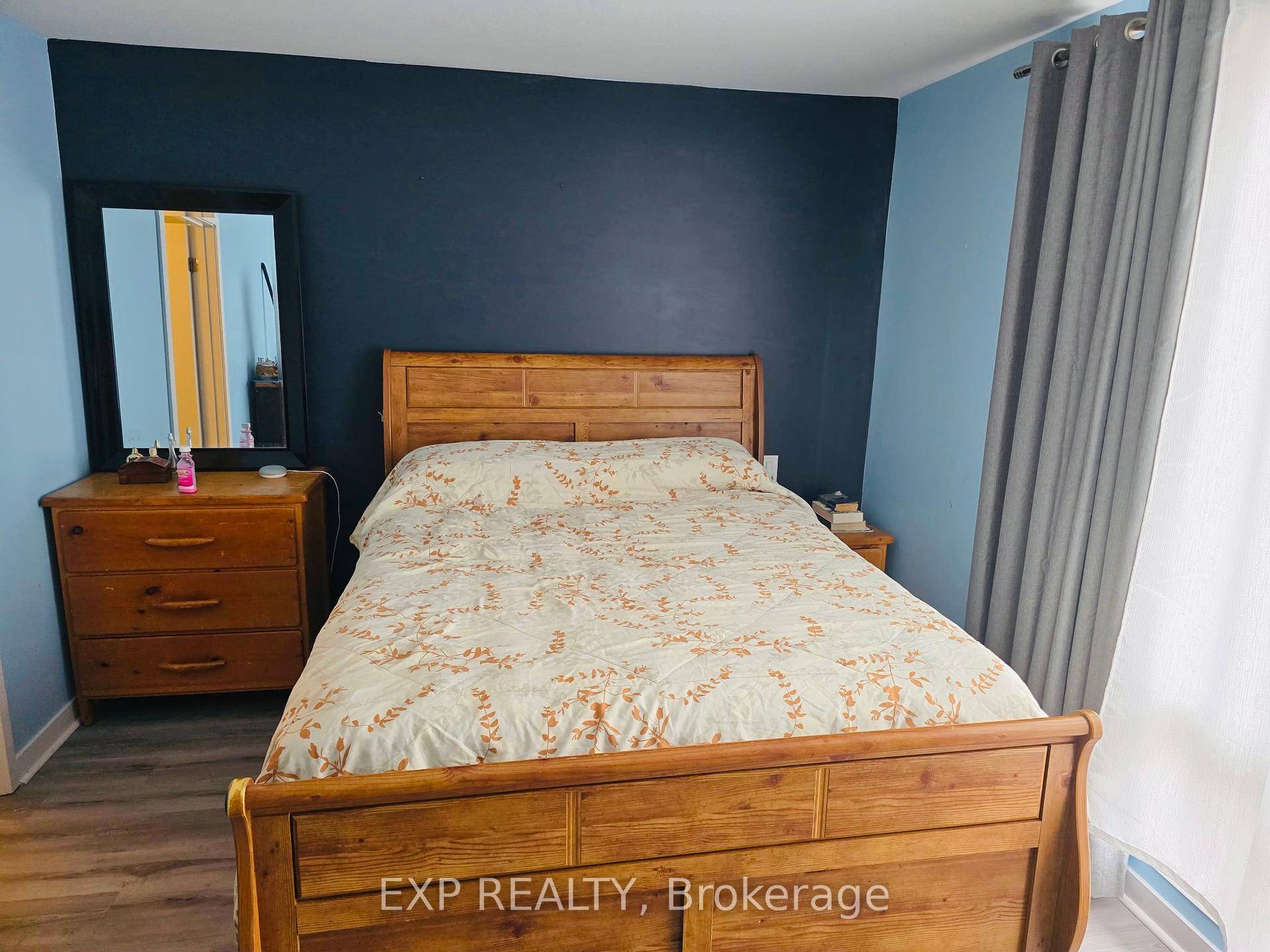 Cozy furnished 1 Bedroom in Shared Townhouse Steps from the Beach !