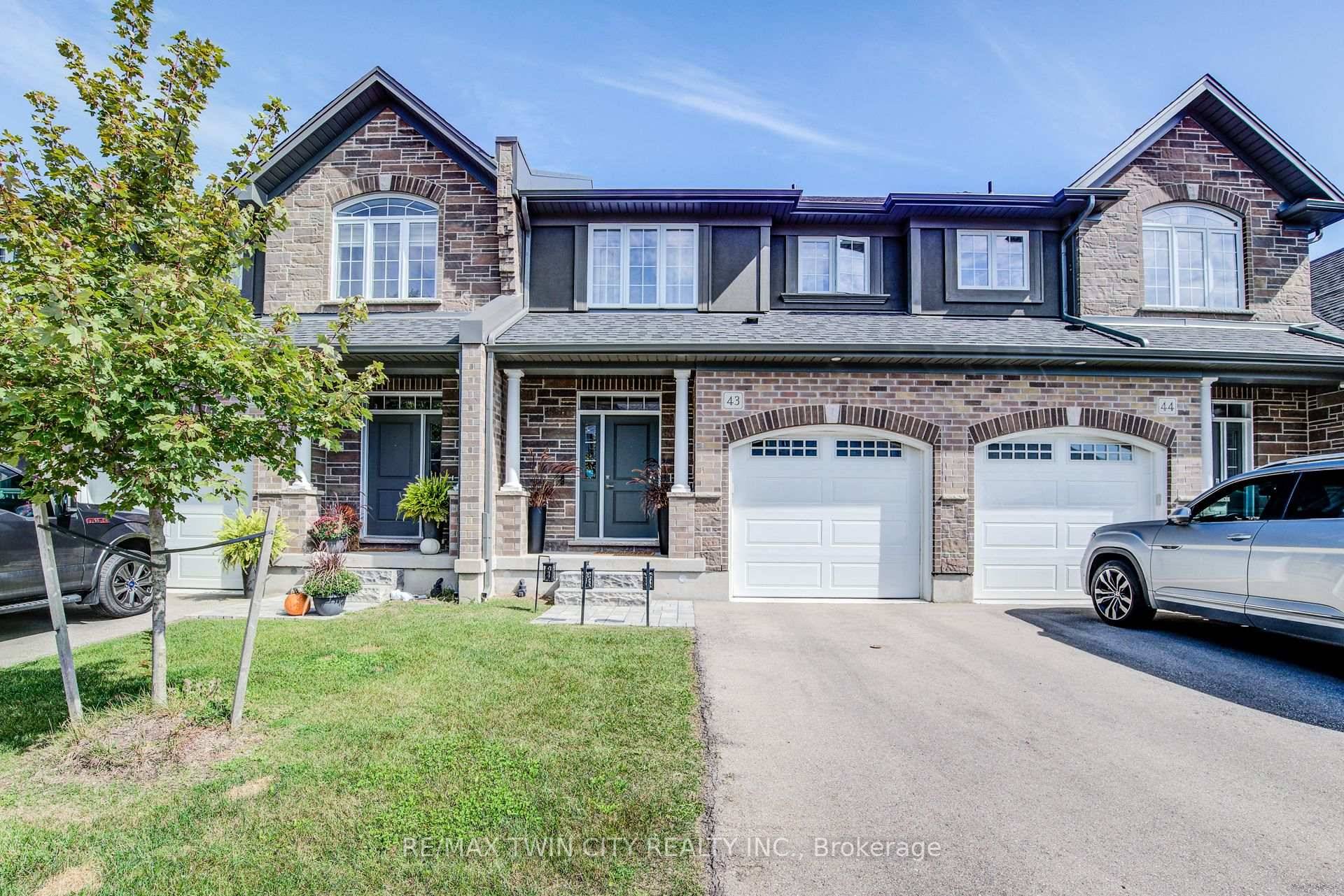 Stunning, move in ready modern townhome in Stratford !