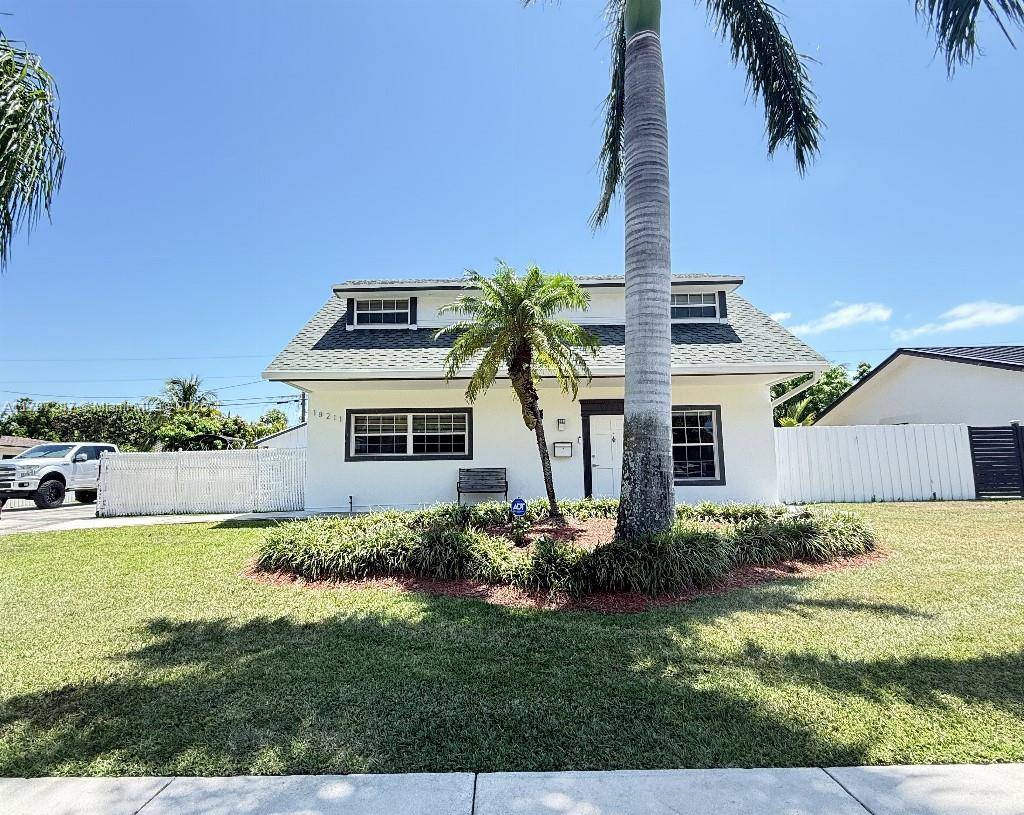 CHARMING CAPE COD LOCATED IN PALMETTO BAY SCHOOL DIST.