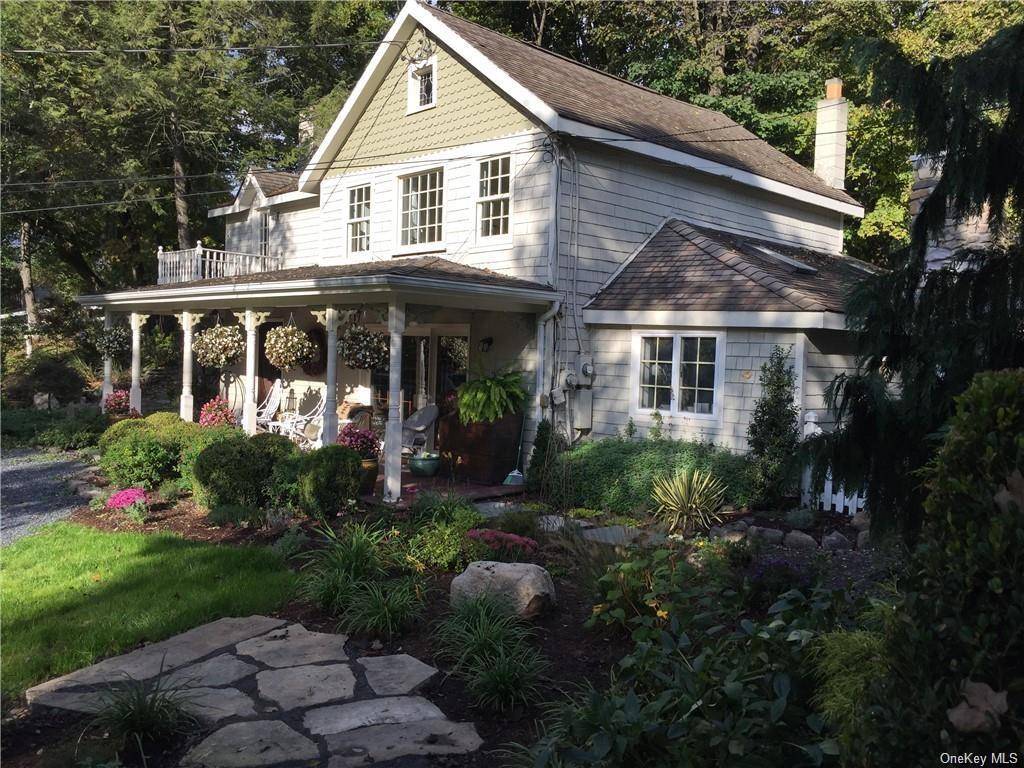 PERFECT GETAWAY, If you need a 6 month rental fully furnished or you just want to enjoy the weekends in the Country Please don't miss out on this Beautiful Farmhouse.