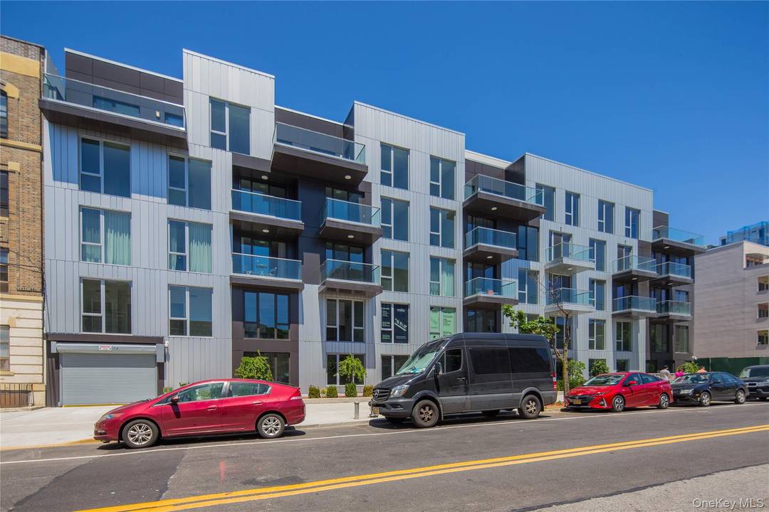 Bright and spacious south facing 2 bedroom, 2 bathroom apartment located in the heart of Astoria.