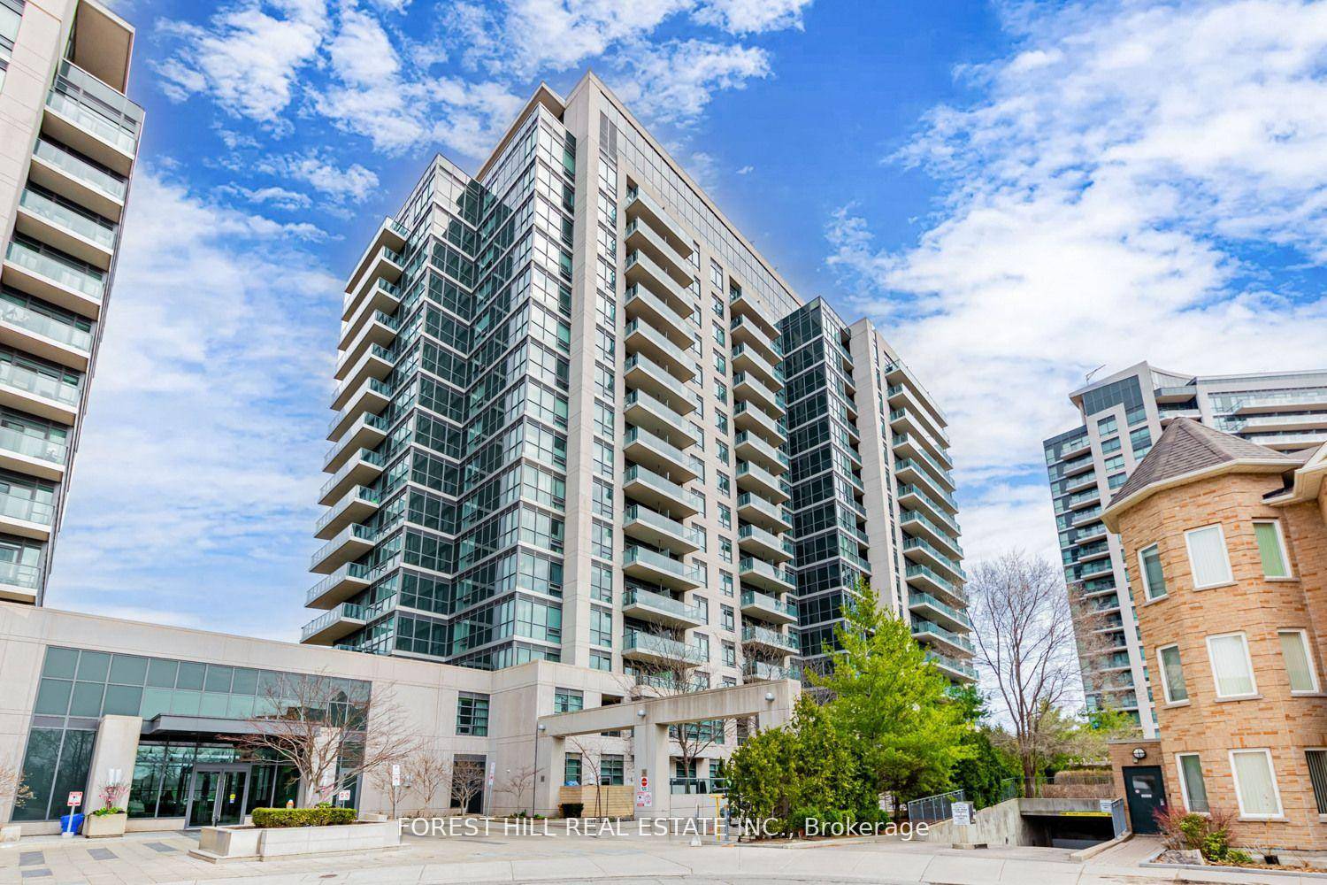 Beautifully bright and inviting, this South facing 1 Den condo offers unobstructed views of the Toronto skyline and an abundance of natural light.