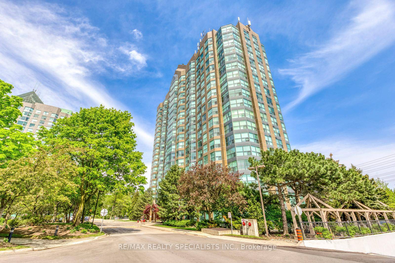 Super Clean, Well Maintained 2 1 Bedroom Condo For Lease.