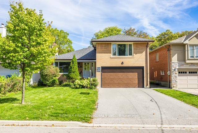 Detached sidesplit in prime Burnhamthorpe Gardens !