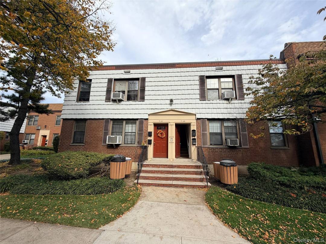 71 43 Park Drive East is a charming garden style condominium building located within the desirable Regents Park Gardens complex in the Kew Gardens Hills neighborhood of Flushing, Queens.