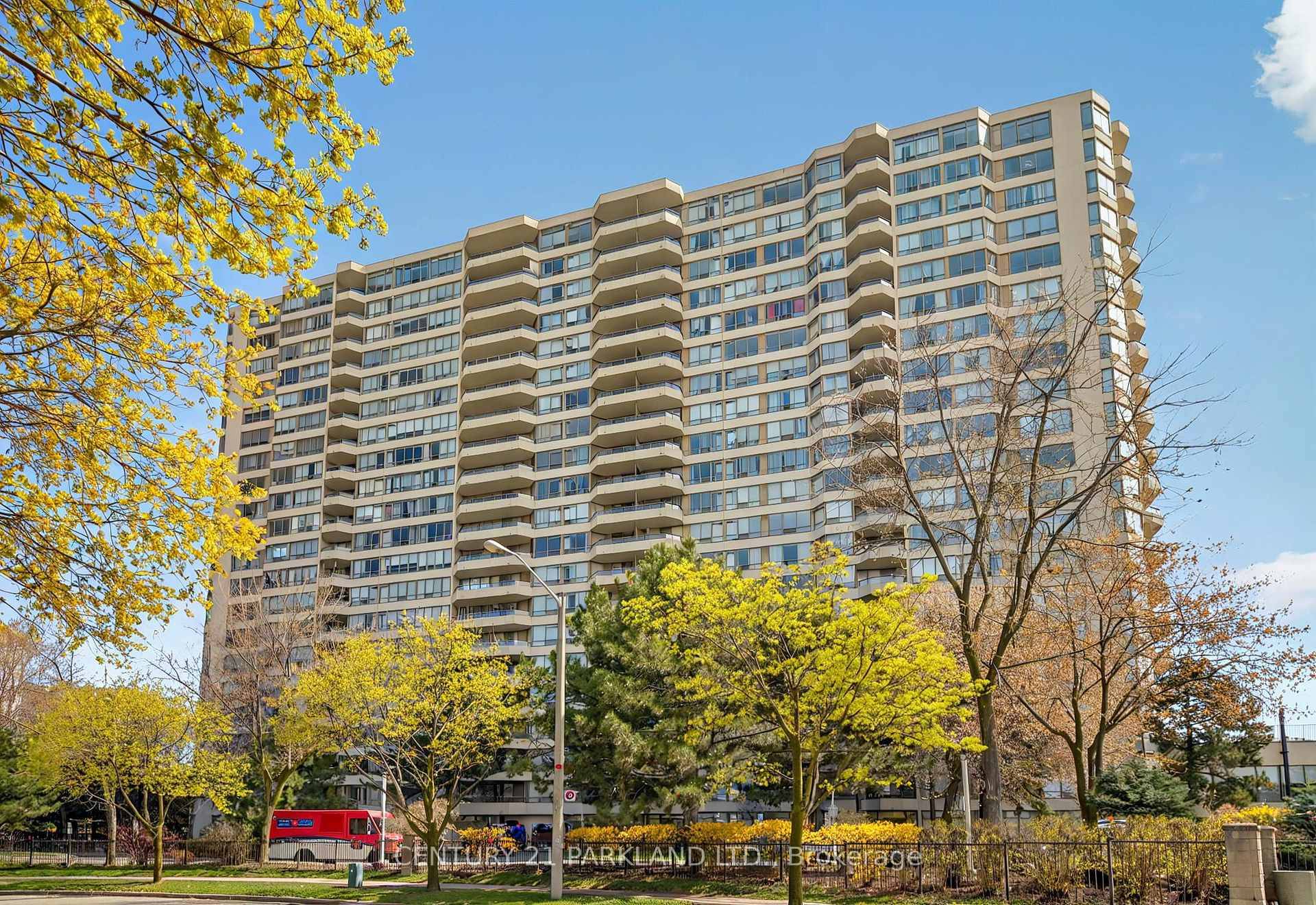 This Unit Boasts Unobstructed Panoramic Views Of Toronto, Includes All 3 Utilities And Is A Pet Friendly Unit !