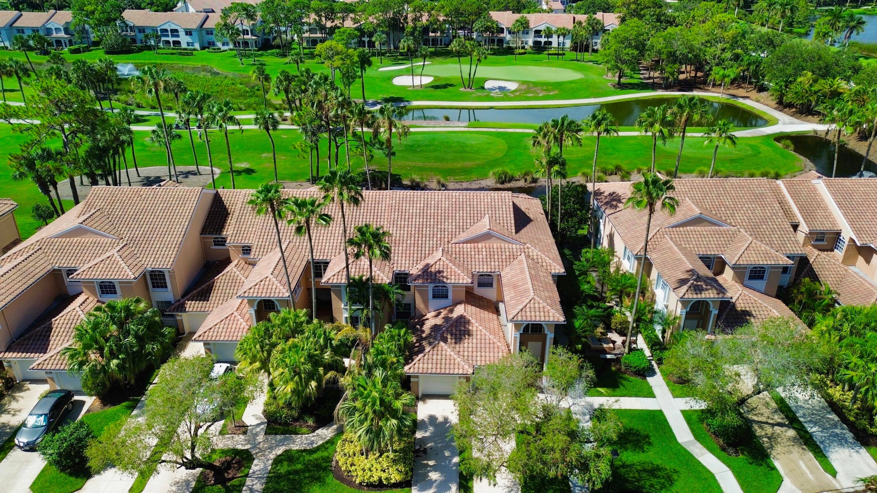 Mesmerizing panoramic golf and lake views !