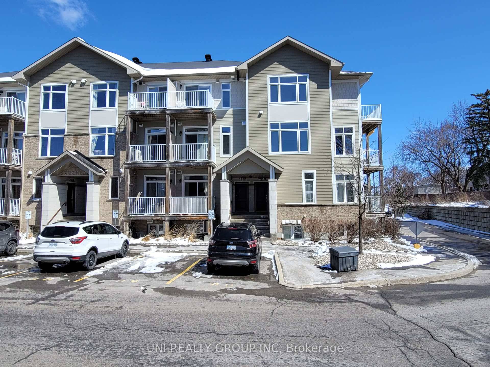 Welcome to this rarely found beautiful End Unit townhouse at Alta Vista Ridge.