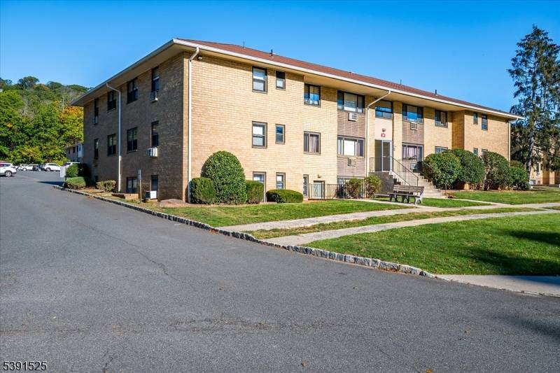 Welcome home to this stunning 2 bedroom, 1 bath condo in The Regency Village Condominiums of North Plainfield !
