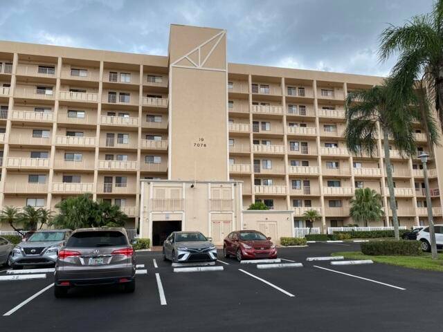 Gorgeous FURNISHED Penthouse unit close to the elevator located in the prestigious Huntington Lakes in Delray Beach, FL featuring partially updated throughout, fixtures finishes, including newer tile floor.