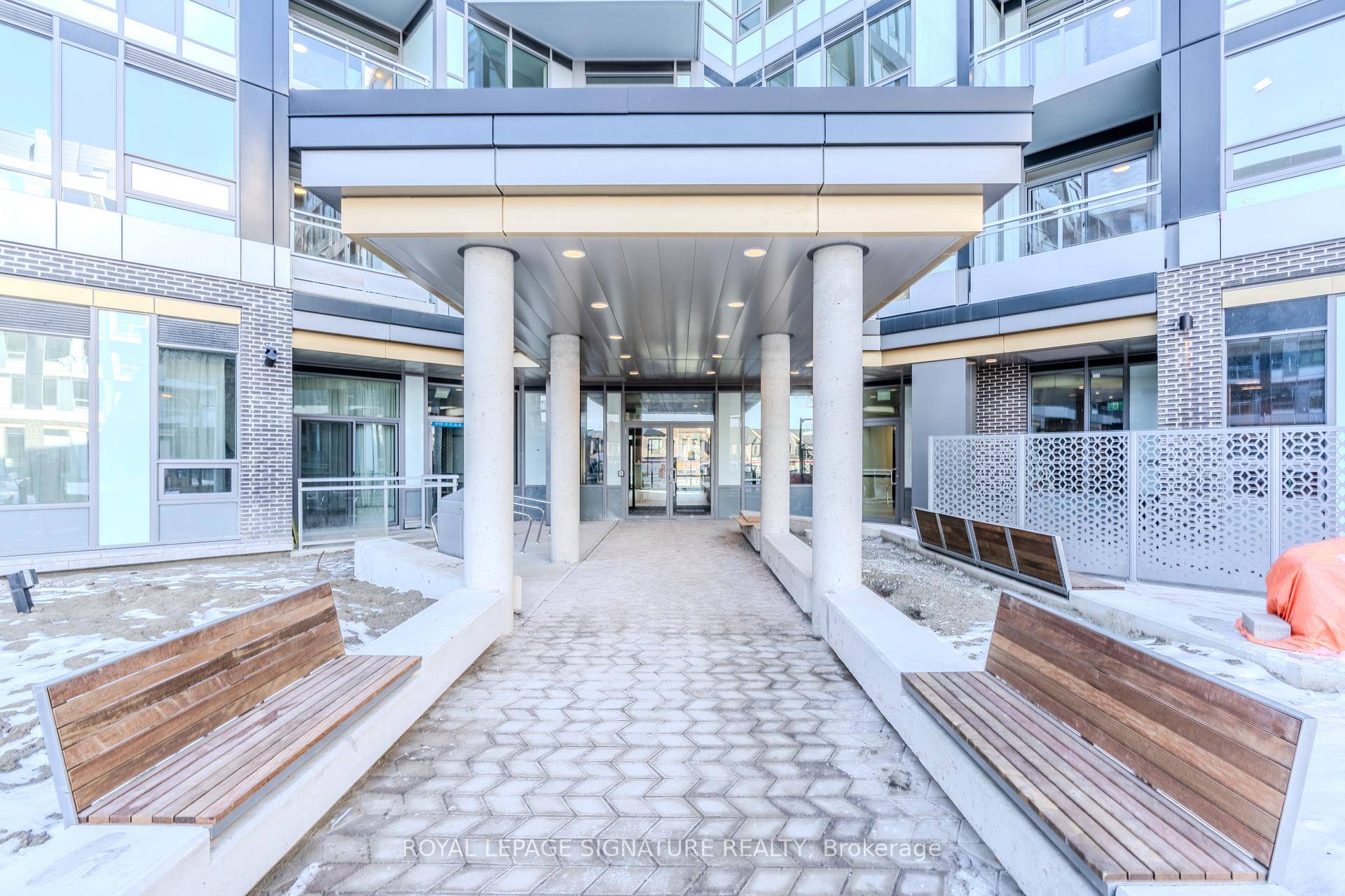 Discover modern luxury at 2501 Saw Whet Blvd, Oakville !