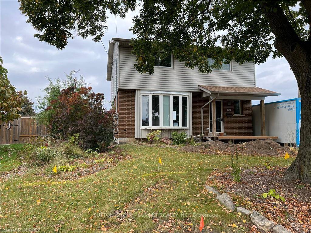 Welcome to this beautifully updated 2 bedroom upper unit in a legal triplex, nestled in one of Hamilton Mountains most desirable neighbourhoods.