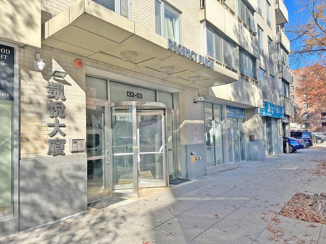 Come visit this charming 2beds 2baths condominium in the heart of Downtown Flushing.